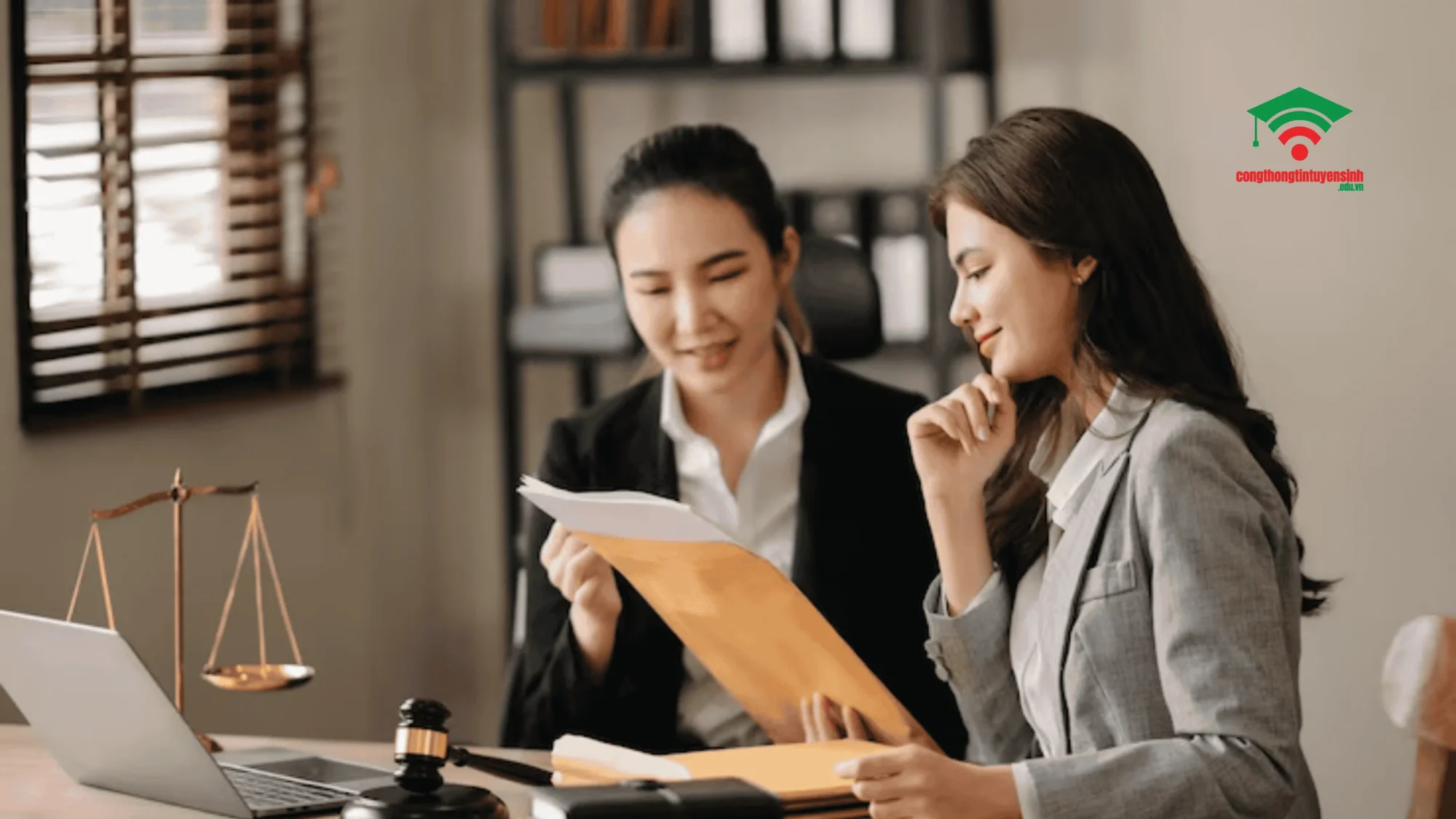 Câu hỏi thường gặp về mức lương ngành Luật Kinh tế