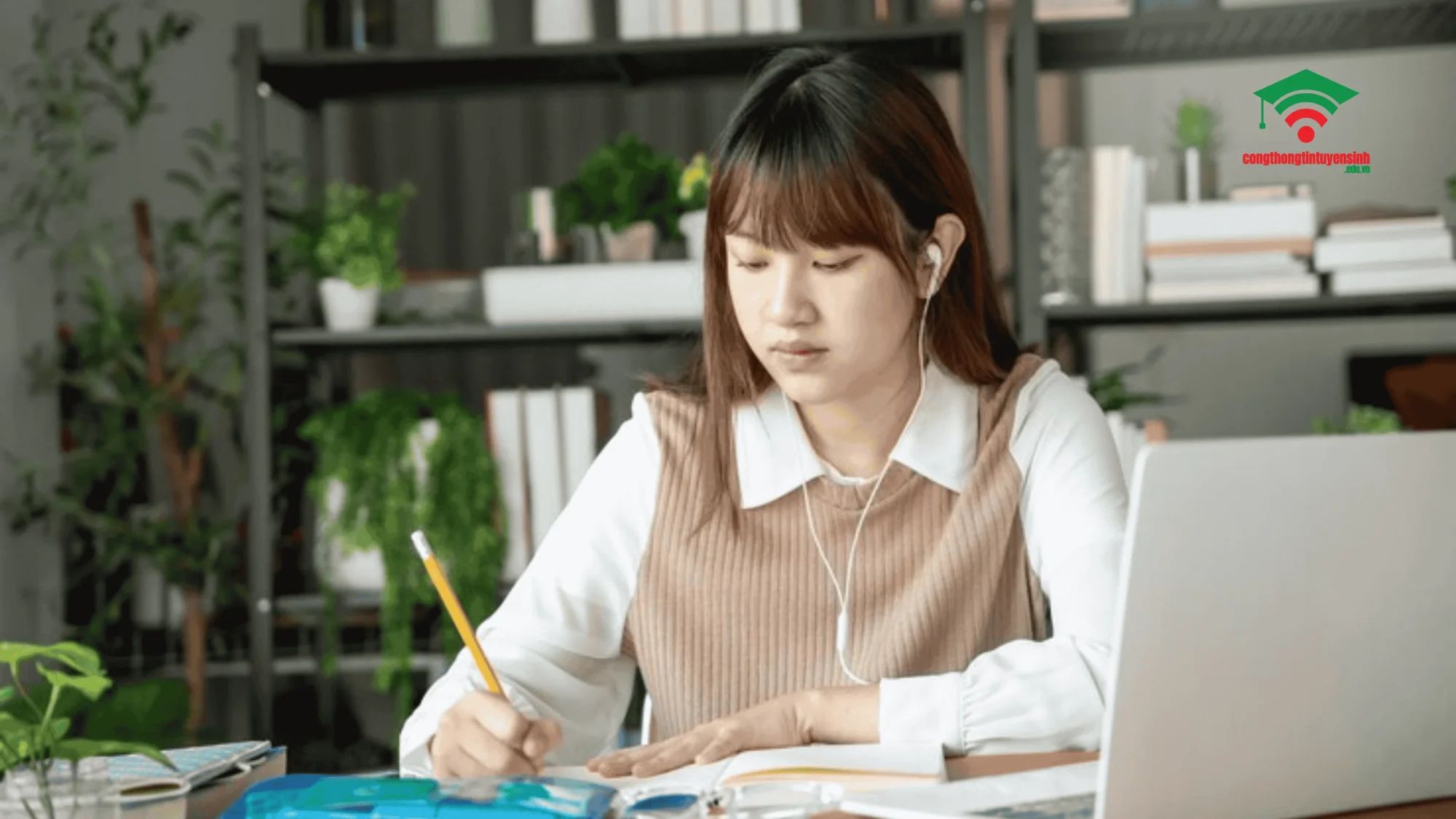 Những yếu tố ảnh hưởng đến chi phí học đại học từ xa