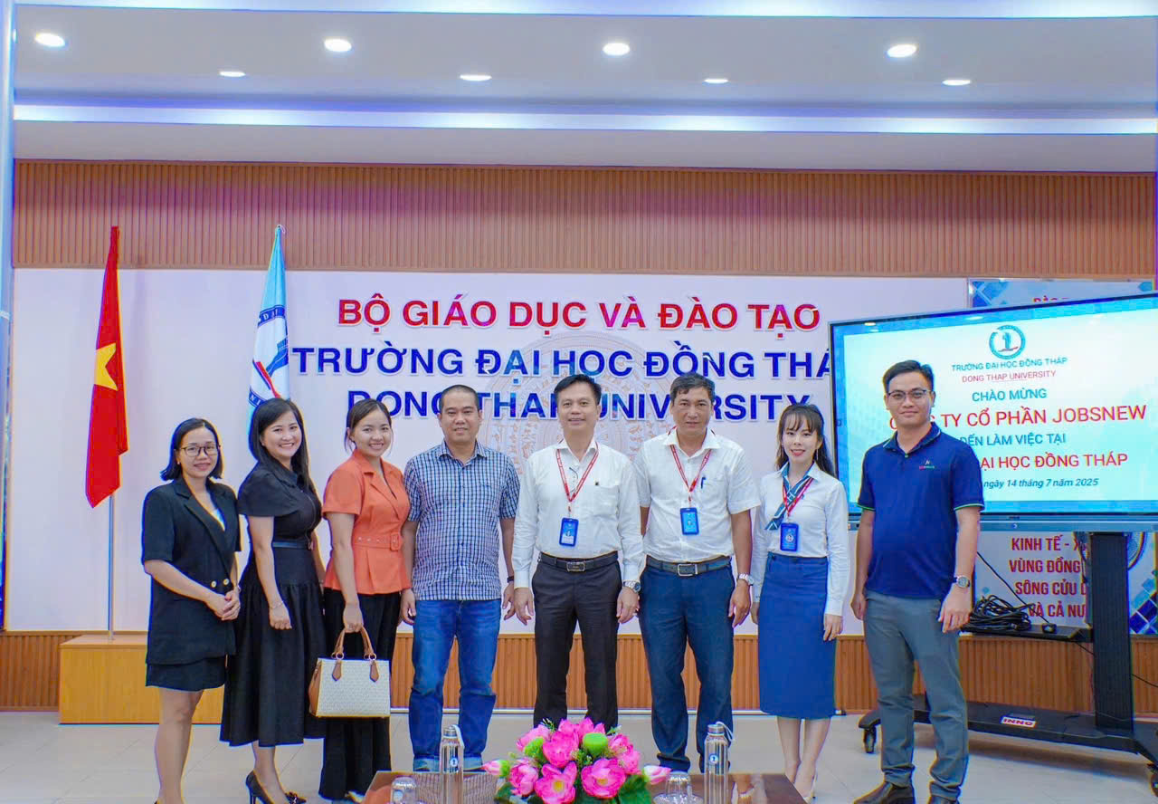 Các đại diện công ty Jobsnew cùng ban lãnh đạo Trường Đại học Đồng Tháp.